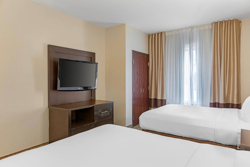 Suite, 2 Queen Beds with Sofa Bed, Accessible Tub, Non Smoking