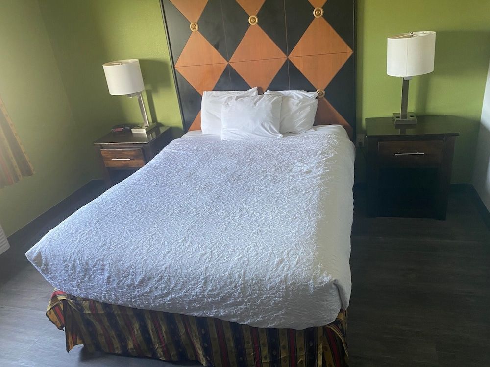 Room, 1 Queen Bed, Roll-in Shower (Accessible)