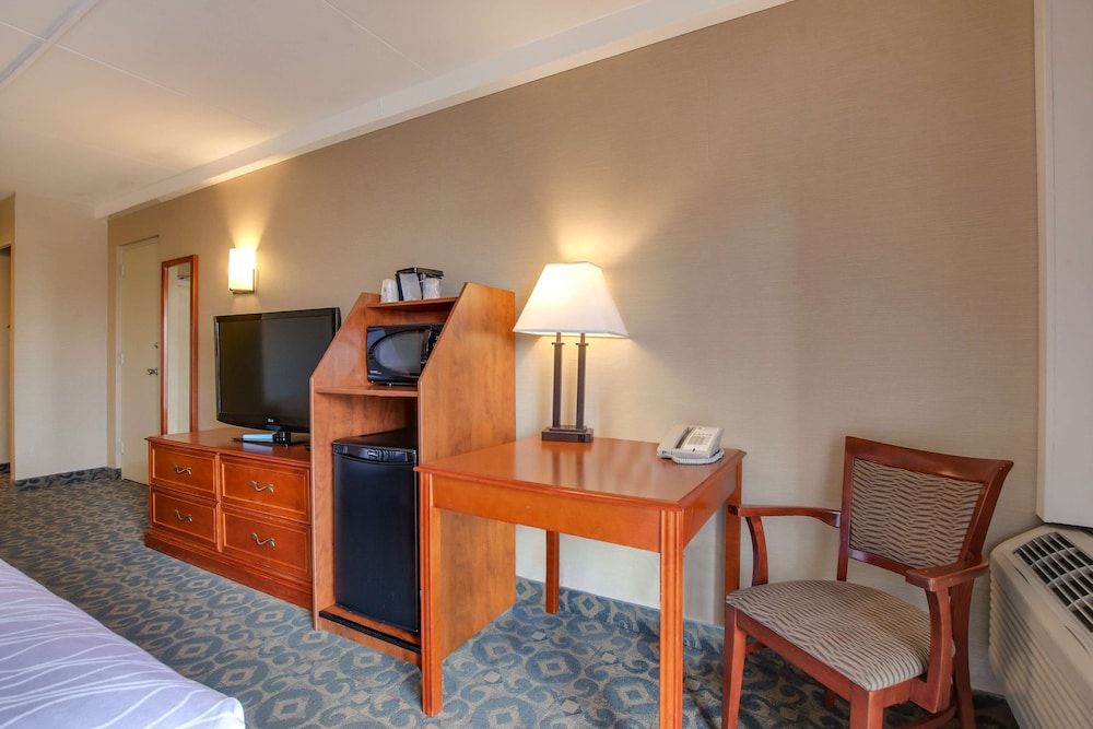 Best Western Brantford Hotel & Conference Centre Standard Room, 2 Double Beds, Non Smoking, Patio 7