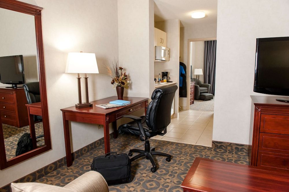 Best Western Brantford Hotel & Conference Centre Suite, 1 King Bed, Non Smoking, Refrigerator & Microwave (with Sofabed) 7