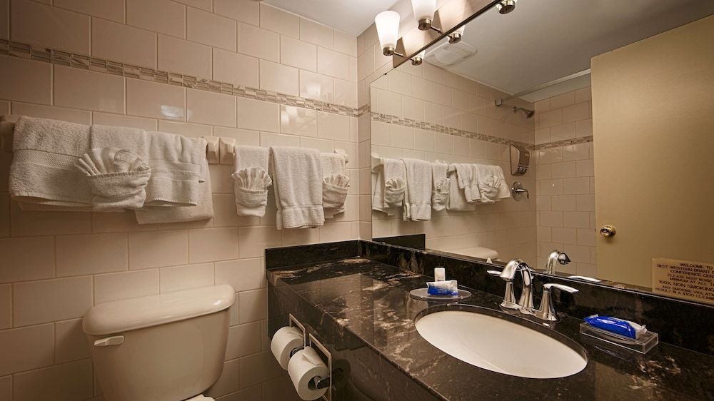 Best Western Brantford Hotel & Conference Centre Standard Room, 2 Double Beds, Non Smoking, Patio 3