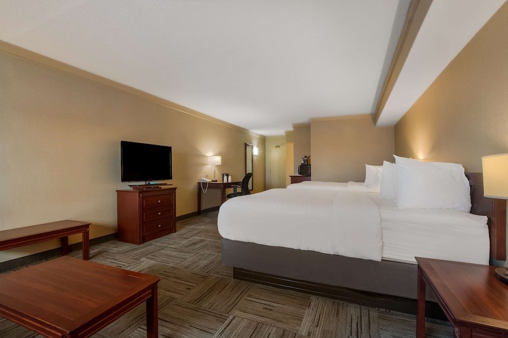 Best Western Brantford Hotel & Conference Centre Standard Room, 2 Queen Beds, Non Smoking, Fireplace (with Sofabed) 4