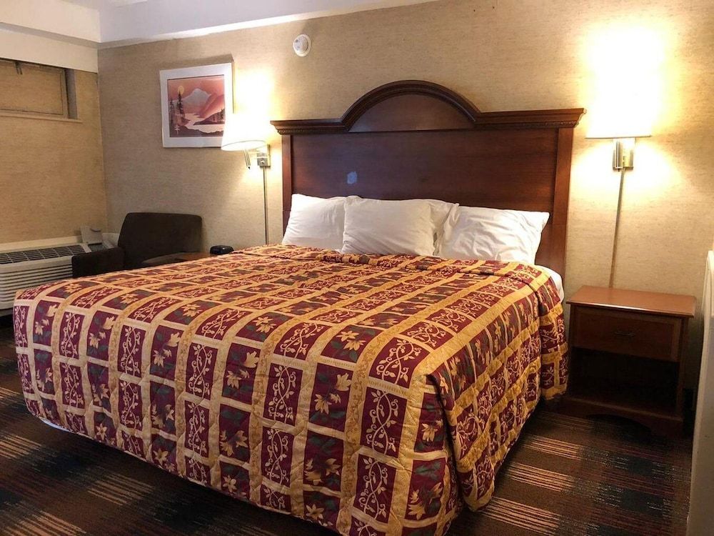 Red Carpet Inn North Syracuse Standard Room, 1 King Bed 8
