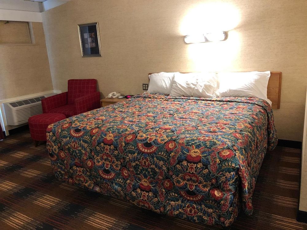 Red Carpet Inn North Syracuse Standard Room, 1 King Bed 3
