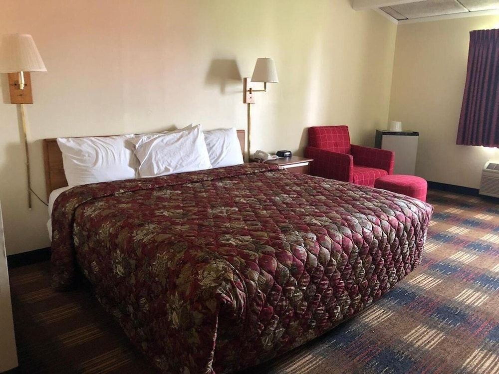 Red Carpet Inn North Syracuse Standard Room, 1 King Bed 9