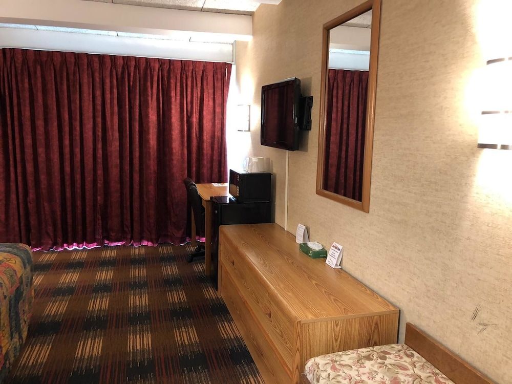 Red Carpet Inn North Syracuse Standard Room, 1 Queen Bed, Non Smoking 2