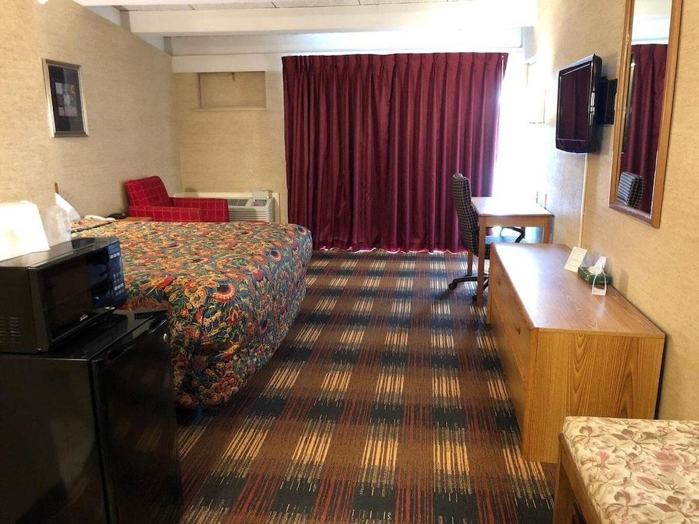 Red Carpet Inn North Syracuse Standard Room, 1 King Bed 6
