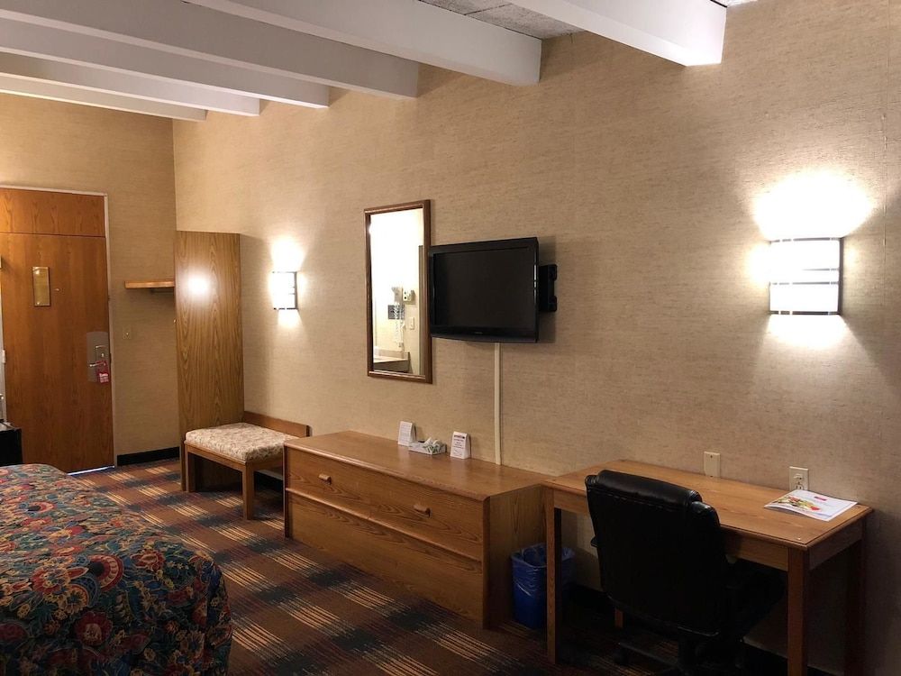 Red Carpet Inn North Syracuse Standard Room, 1 King Bed 2