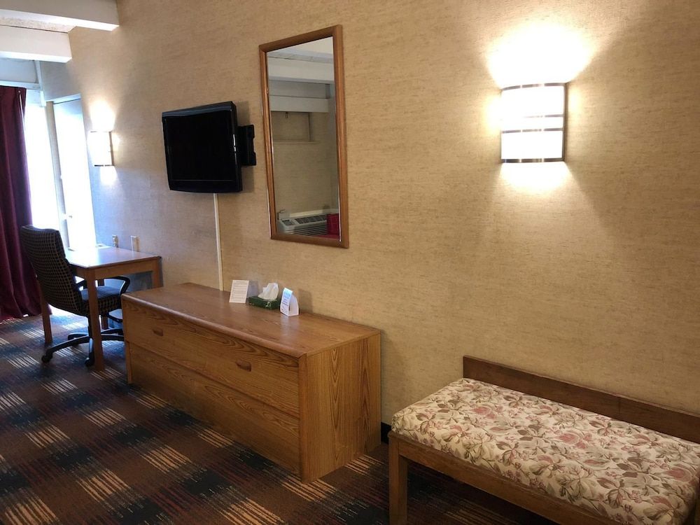 Red Carpet Inn North Syracuse Standard Room, 1 Queen Bed, Non Smoking 3