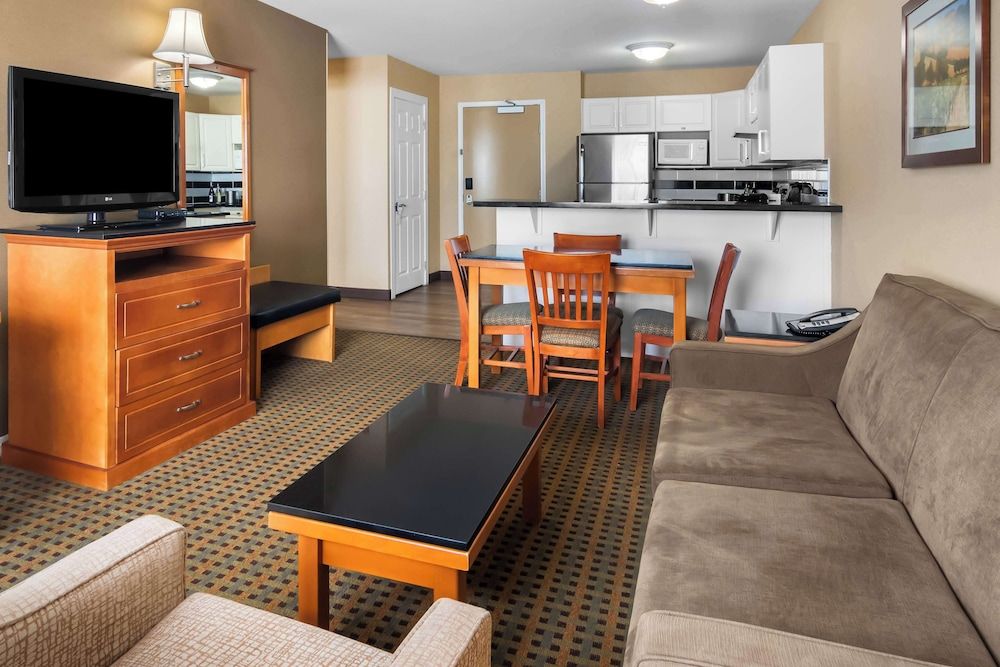 Best Western Plus Osoyoos Hotel & Suites Suite, Multiple Beds, Non Smoking, Balcony (with Sofabed) 4