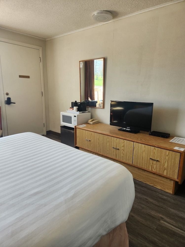 Room, 1 Queen Bed, Non Smoking (Drive-Up)
