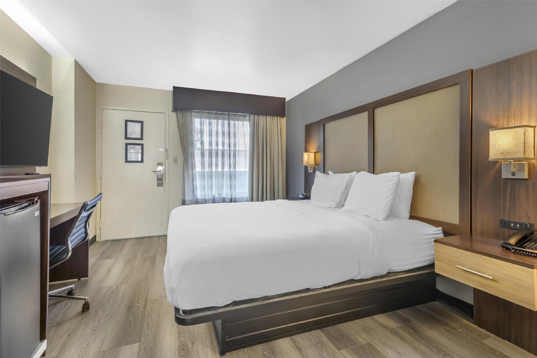 1 King Bed, Nonsmoking