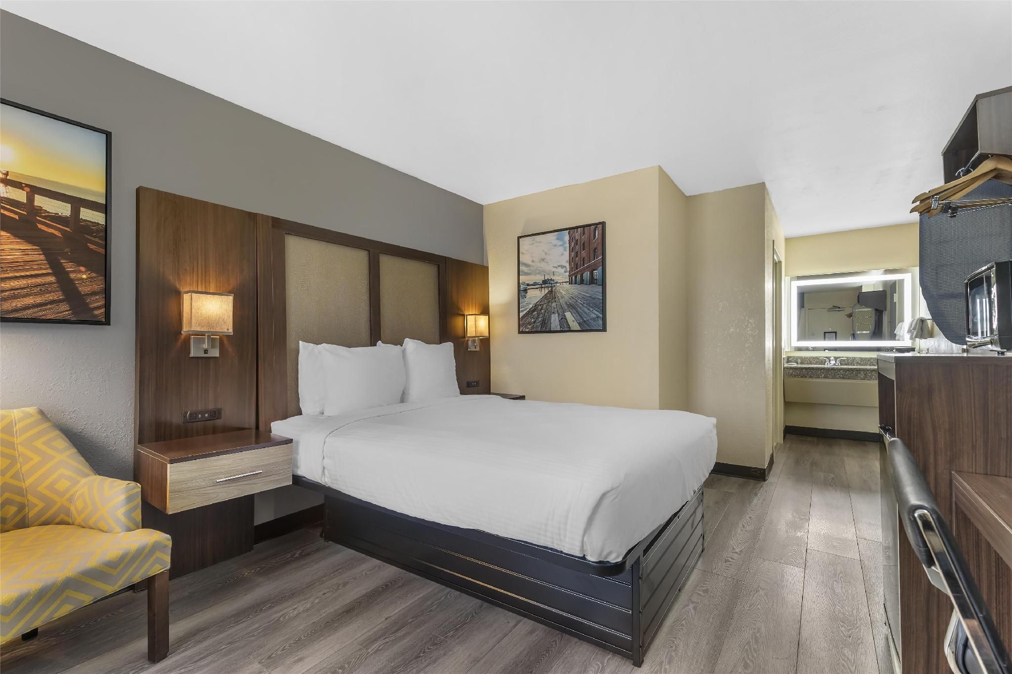 Accessibility - 1 Queen, Roll-in Shower, Pet Friendly Room, Nonsmoking