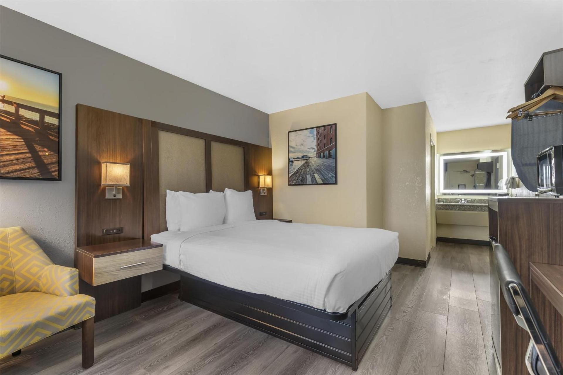 Best Western Salisbury Plaza Queen Room with Roll-In Shower - Mobility Accessible/Pet Friendly/Non-Smoking 2