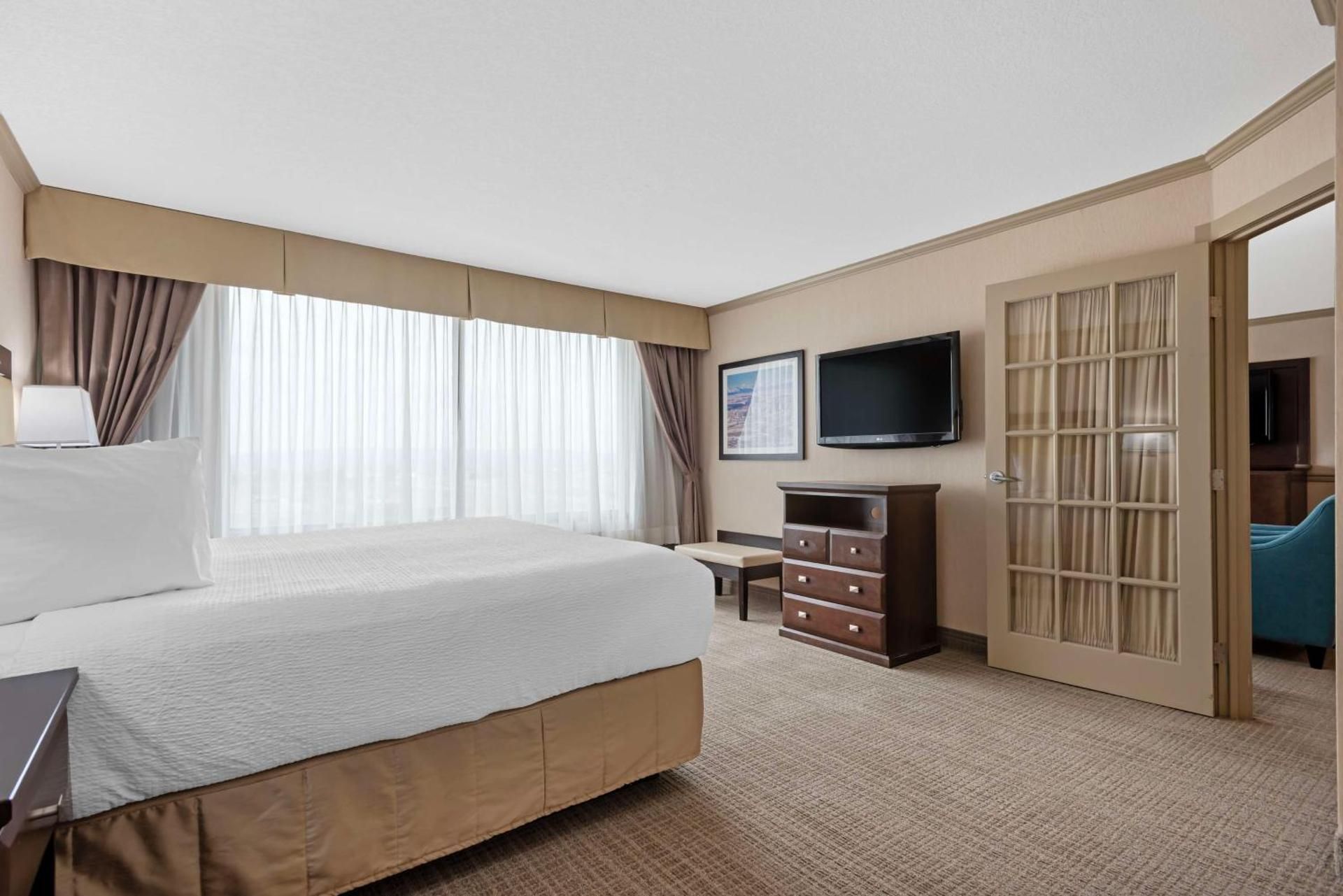 Suite-1 King Bed, Non-Smoking, Jetted Tub, Sofabed, Wet Bar, Microwave And Refrigerator