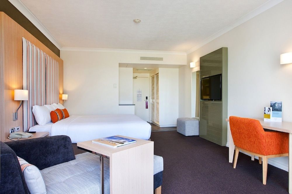 Room, 1 King Bed, Pool View (Resort)