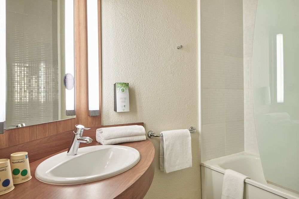 Campanile Lyon Centre-Berges du Rhône Standard Room, 1 Double Bed 8