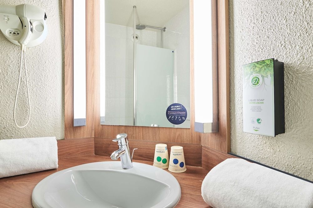 Campanile Lyon Centre-Berges du Rhône Standard Room, 1 Double Bed 6