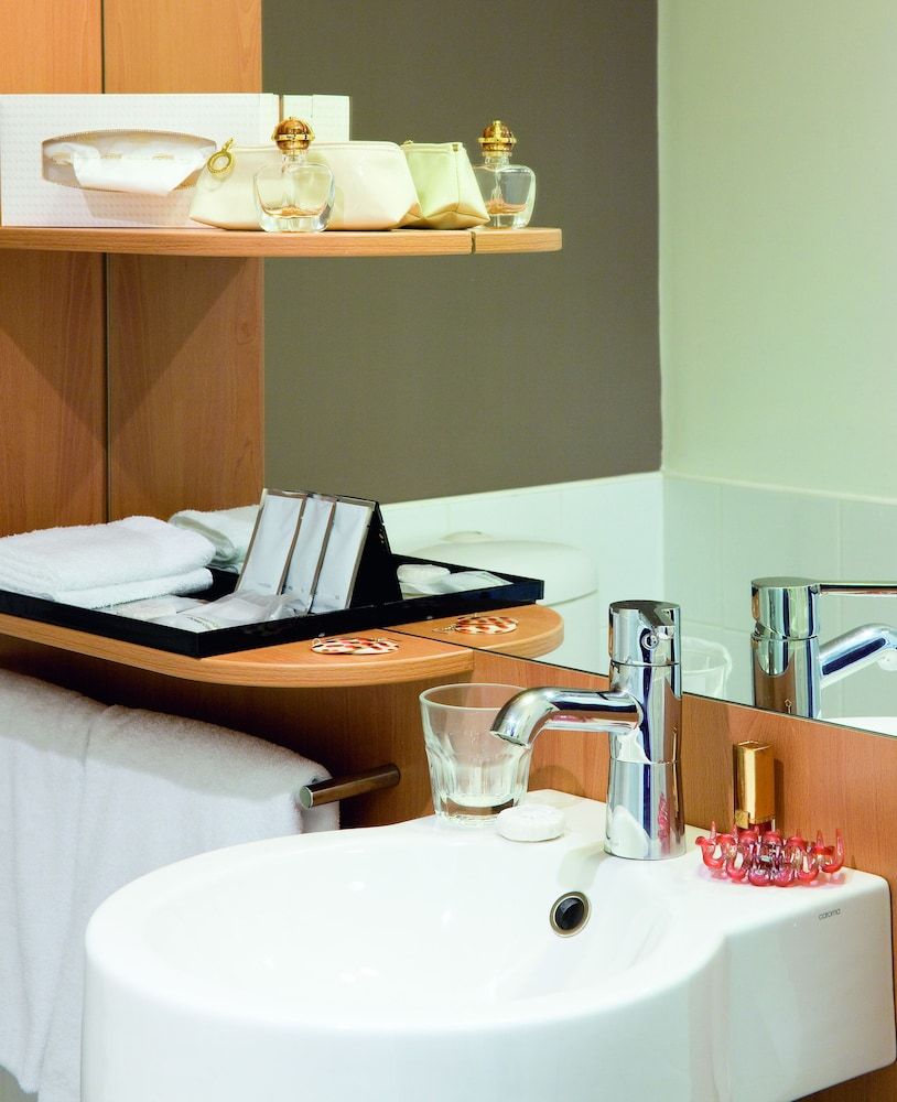 ibis Sydney Darling Harbour Standard Room, 1 Queen Bed (Pyrmont View) 3