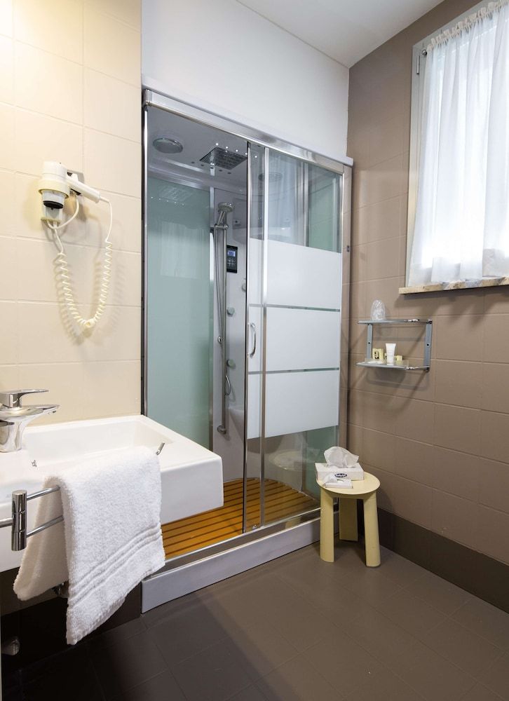 Jet Hotel, Sure Hotel Collection by Best Western Economy Double Room 5