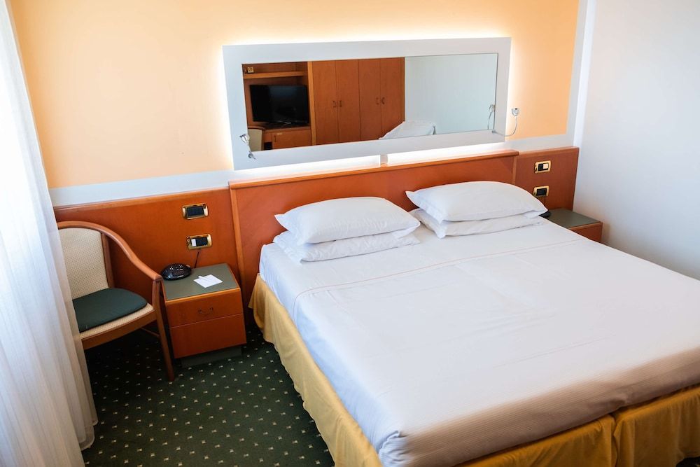 Jet Hotel, Sure Hotel Collection by Best Western Comfort Double Room 4