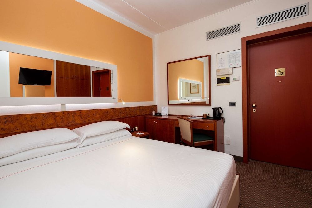 Jet Hotel, Sure Hotel Collection by Best Western Economy Double Room 2