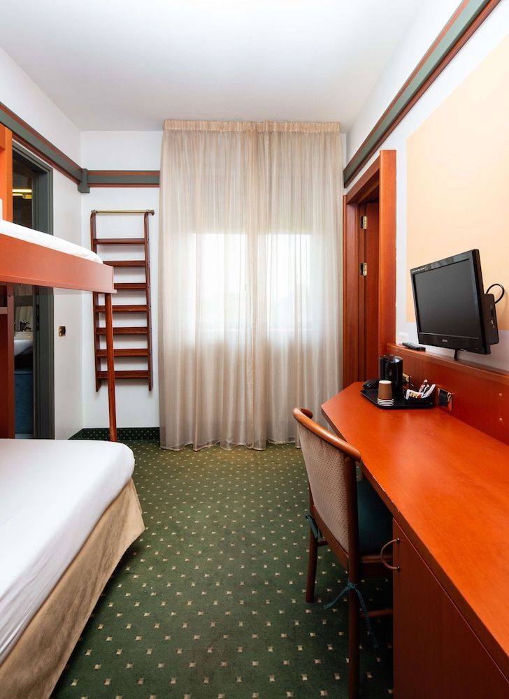 Jet Hotel, Sure Hotel Collection by Best Western Superior Quadruple Room 3