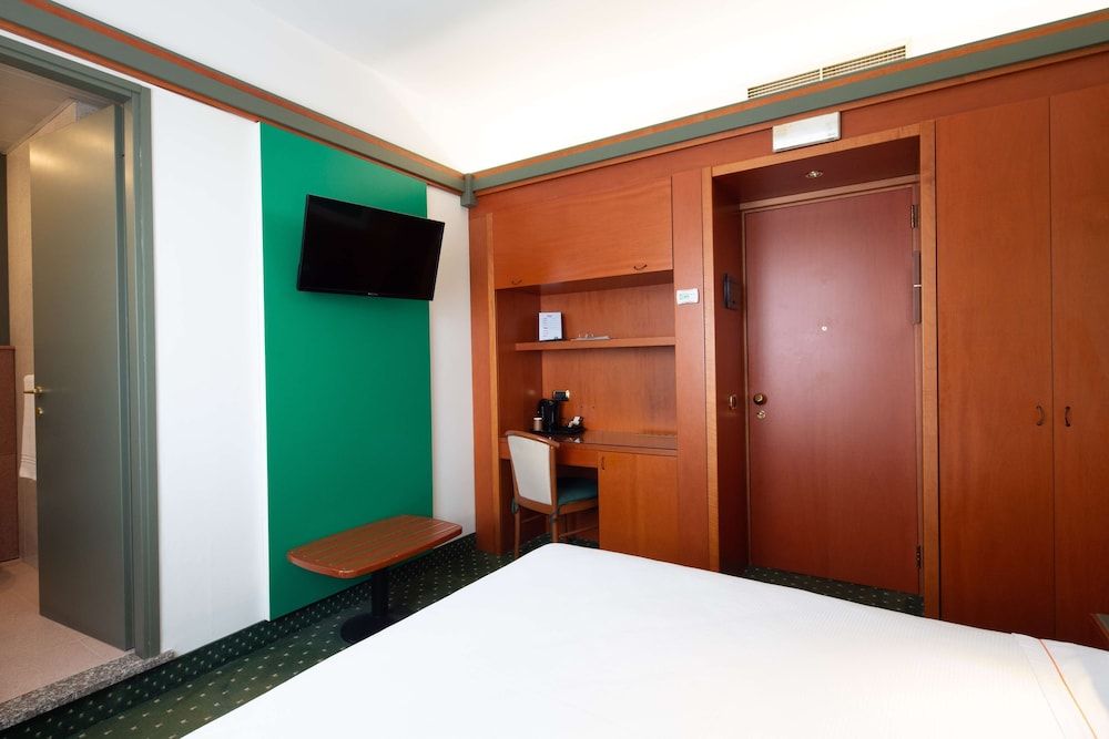 Jet Hotel, Sure Hotel Collection by Best Western Economy Double Room 6