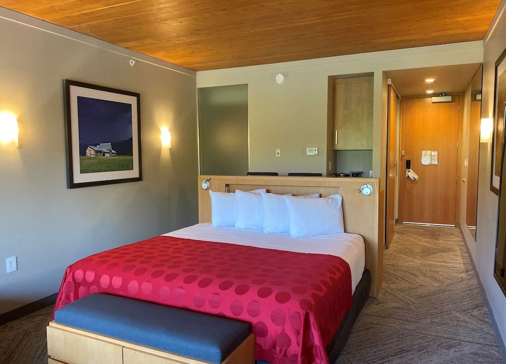 Penticton Lakeside Resort and Conference Centre West Wing, Partial Lakeview