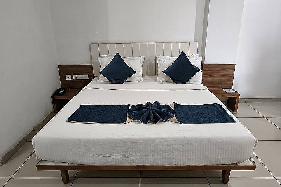 Hotel Ashray Inn Express Executive King Room with Airport Transfer 2