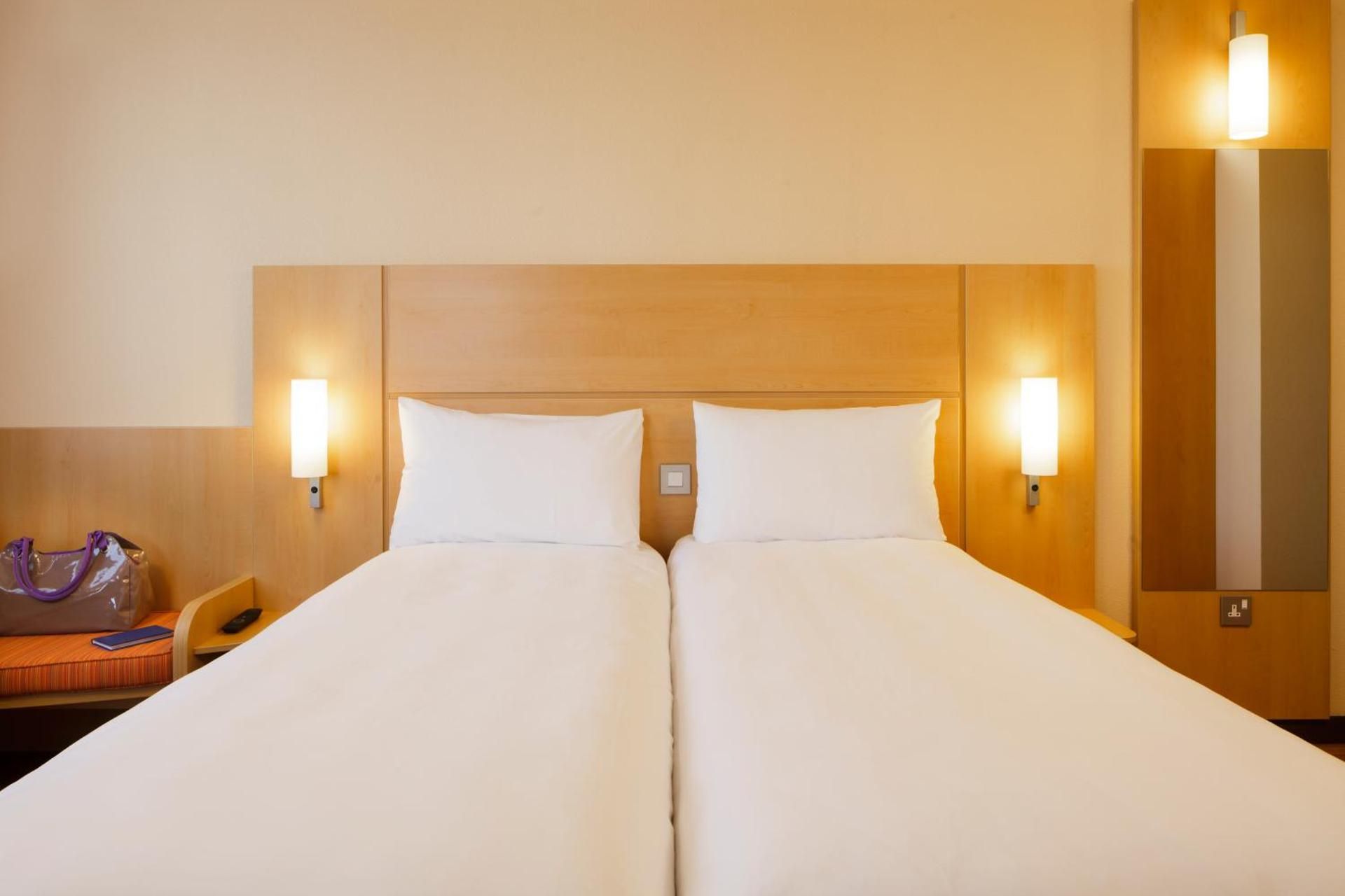 ibis London Luton Airport Twin room with 2 beds 2