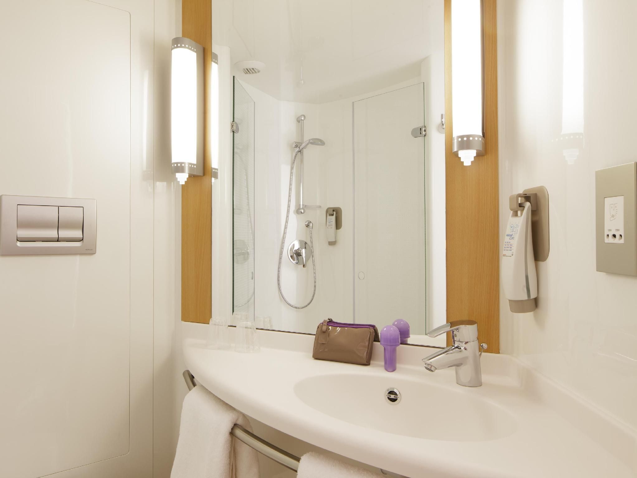 ibis London Luton Airport Double Room with 1 Double Bed 2