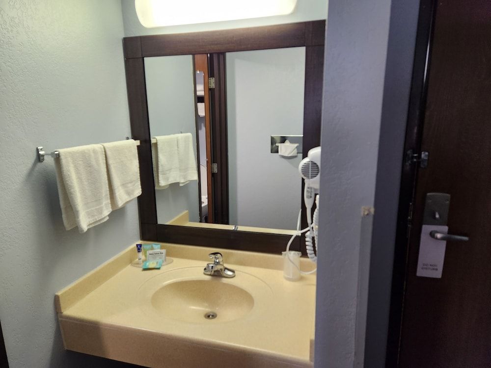 Stillwater Inn & Suites Standard Single Room, 1 King Bed, Accessible 3