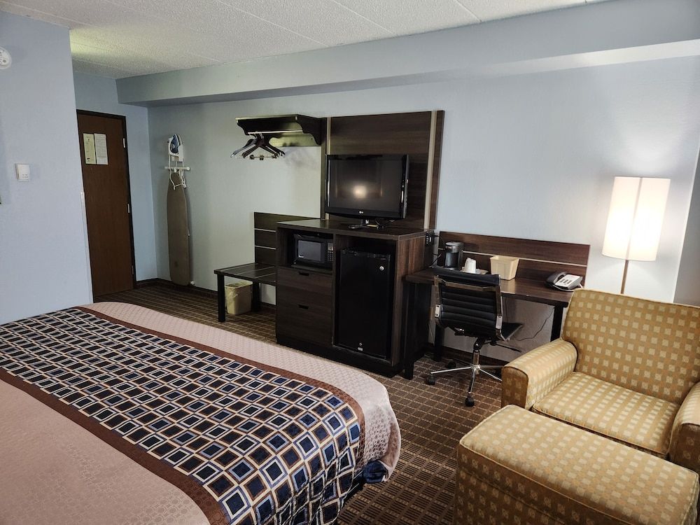 Stillwater Inn & Suites Standard Single Room, 1 King Bed, Accessible 4