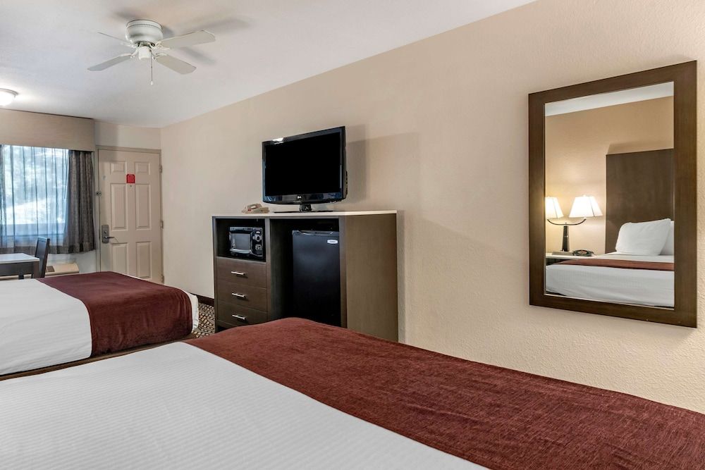 Best Western Orchard Inn Standard Room, 2 Queen Beds, Non Smoking, Microwave 3