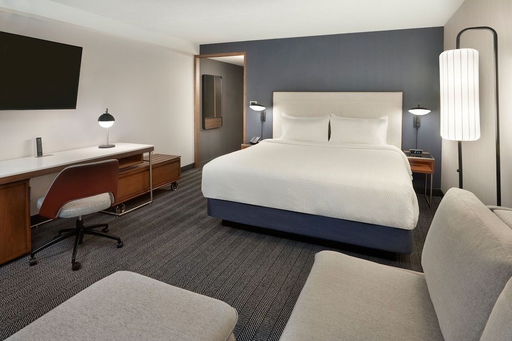 Courtyard by Marriott Toronto Markham Room, 1 King Bed with Sofa bed 2