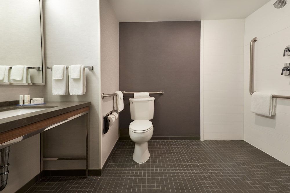Courtyard by Marriott Toronto Markham Room, 1 King Bed with Sofa bed 4