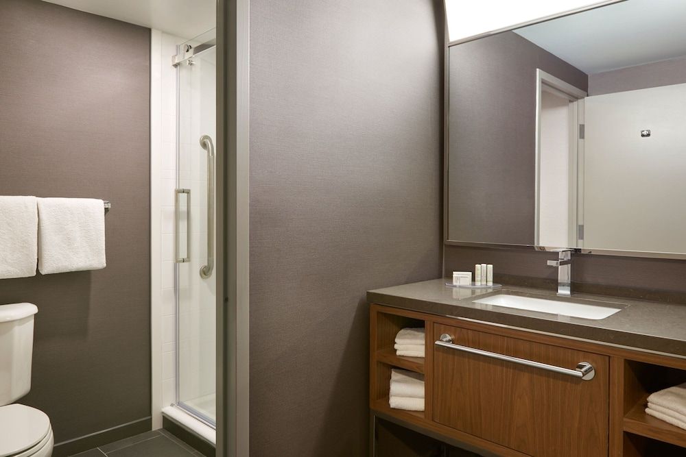 Courtyard by Marriott Toronto Markham Room, 1 King Bed with Sofa bed 7