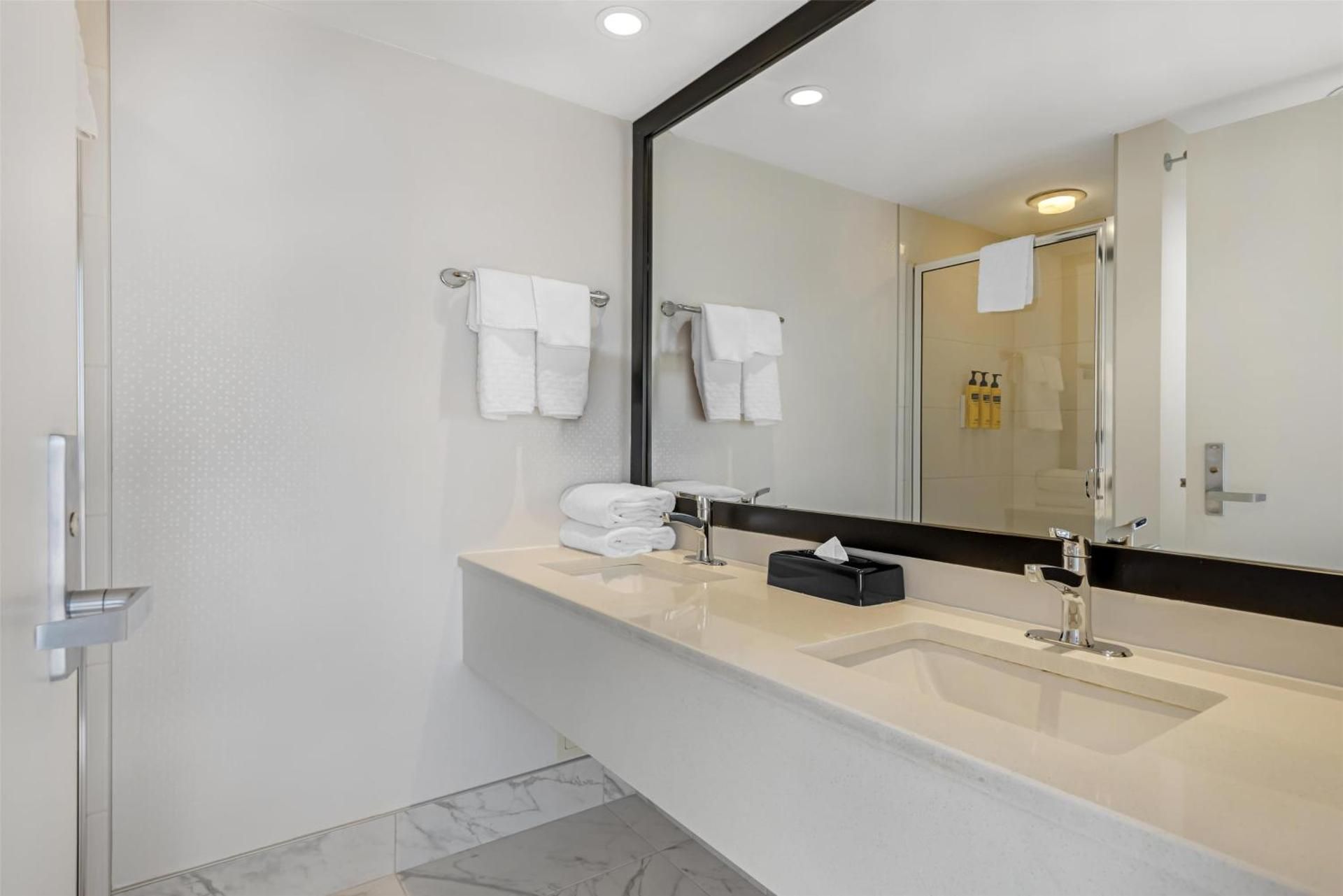 Suite-1 Queen Bed, Non-Smoking, Kitchenette, Living Room, Jacuzzi, Dining Room, Sofabed, Full Breakf