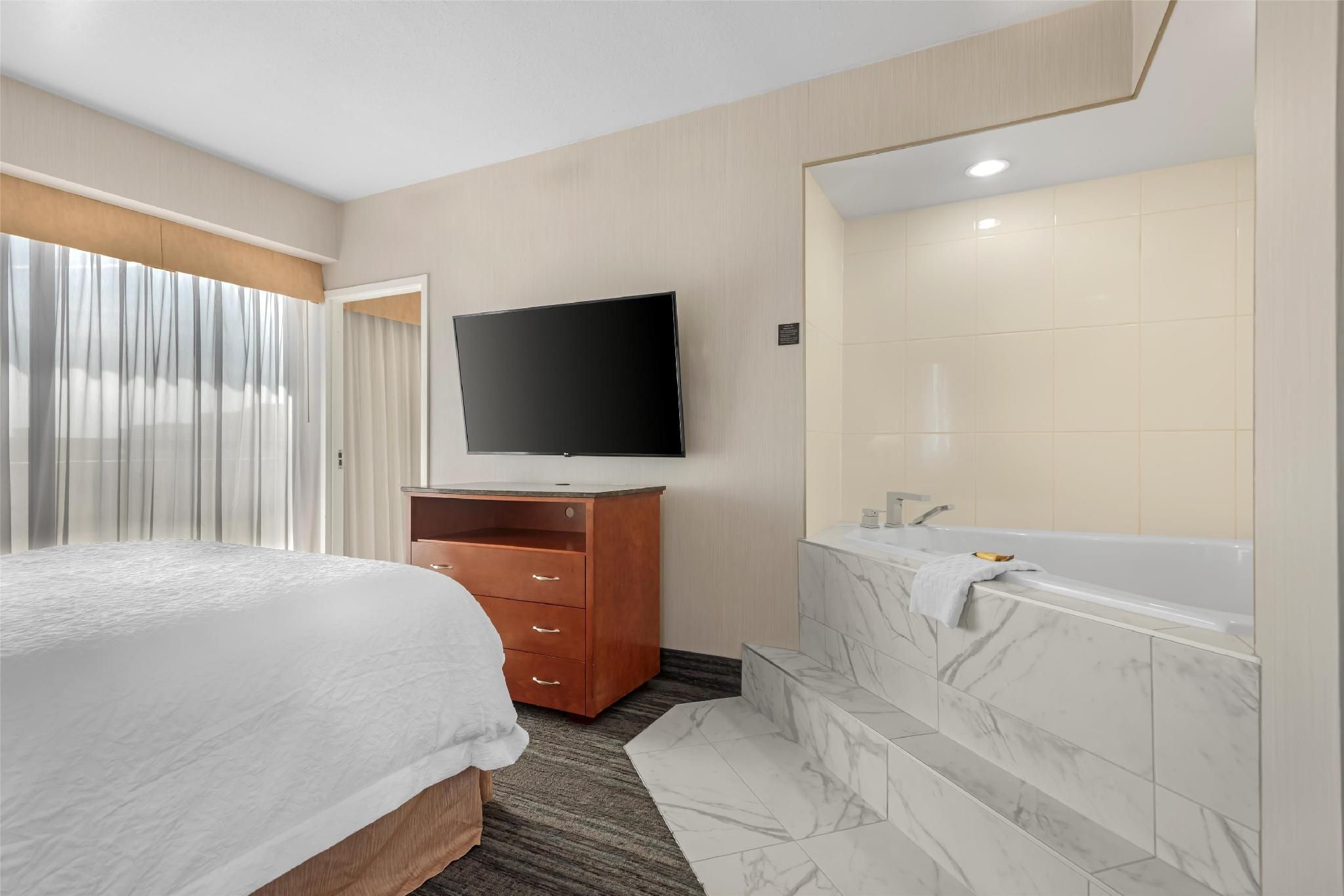 Suite-1 Queen Bed, Non-Smoking, Kitchenette, Living Room, Jacuzzi, Dining Room, Sofabed, Full Breakf