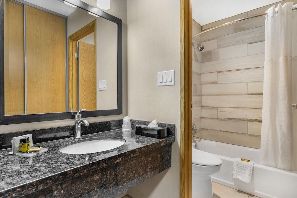 Best Western Plus Country Meadows Inn Family Suite, 2 Queen Beds, Non Smoking, Kitchenette (with Sofabed) 4