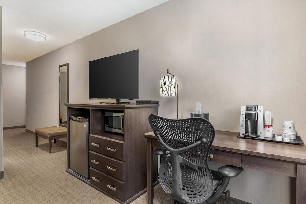 Best Western Plus Country Meadows Inn Suite, 2 Queen Beds, Non Smoking, Kitchen (with Sofabed) 8