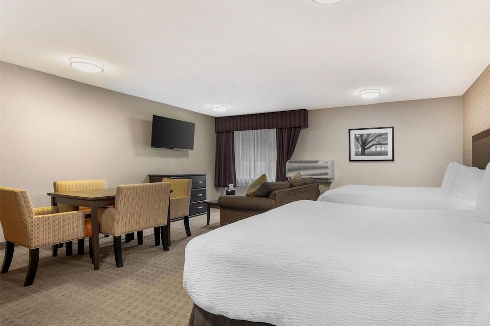 Best Western Plus Country Meadows Inn Family Suite, 2 Queen Beds, Non Smoking, Kitchenette (with Sofabed) 3