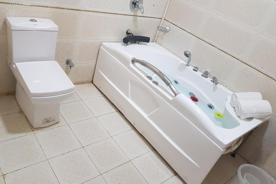 Deluxe King Suite AC