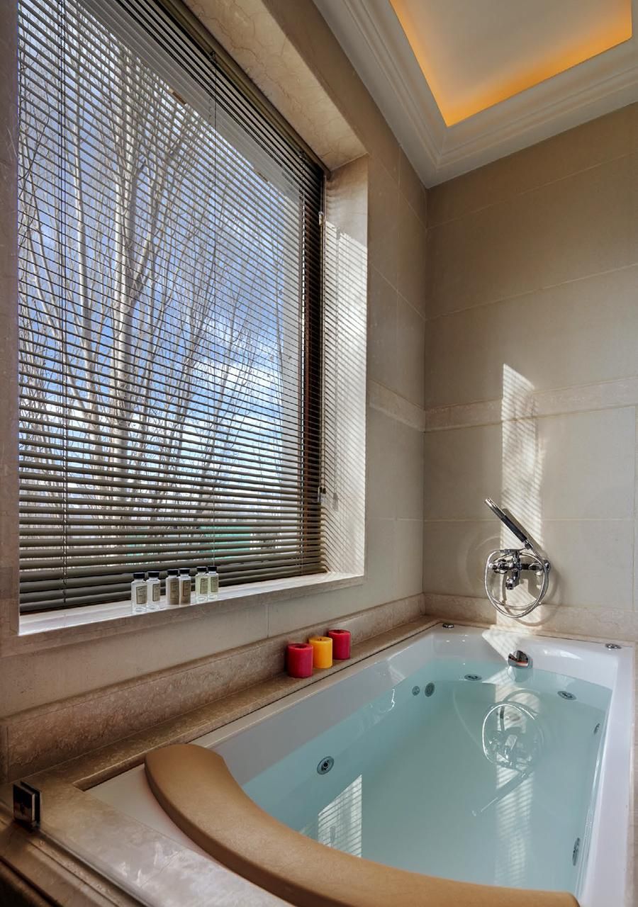 Deluxe Suite with Spa Bathtub