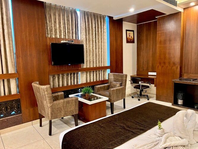 Suite Room with Valley and City View