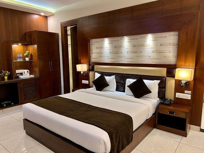 Suite Room with Valley and City View