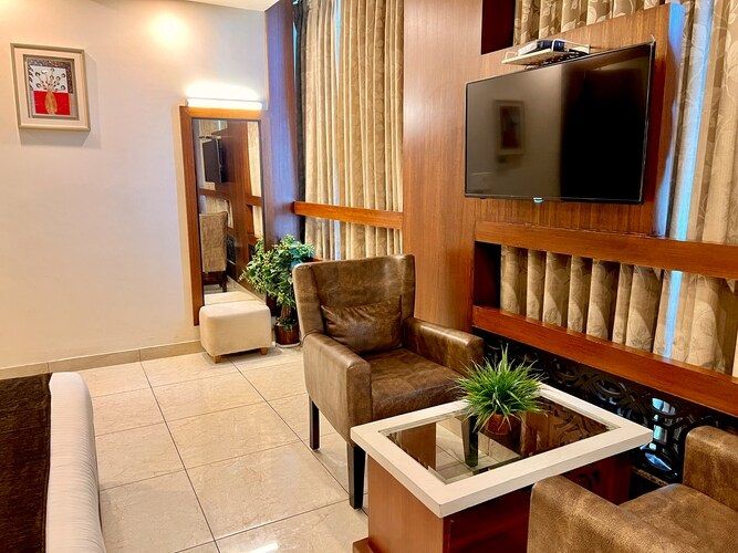 Suite Room with Valley and City View