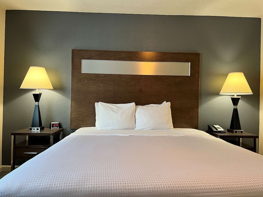 Best Western Americana Standard Room, 1 King Bed, Accessible, Non Smoking (Walk-in Shower)