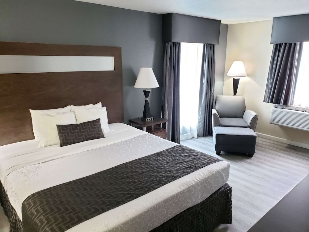 Best Western Americana Standard Room, 1 King Bed, Non Smoking, Refrigerator & Microwave 3